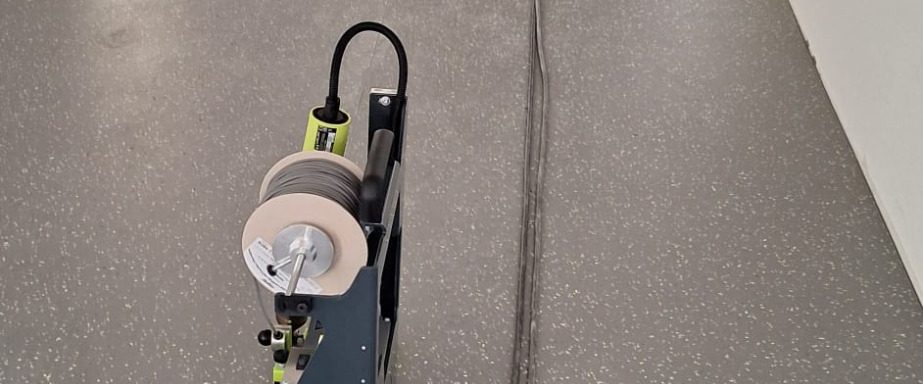 Verschweißung einer Bodenbelagsnaht mit einem Schweißautomaten auf einem Veritas-Floor-Projekt.